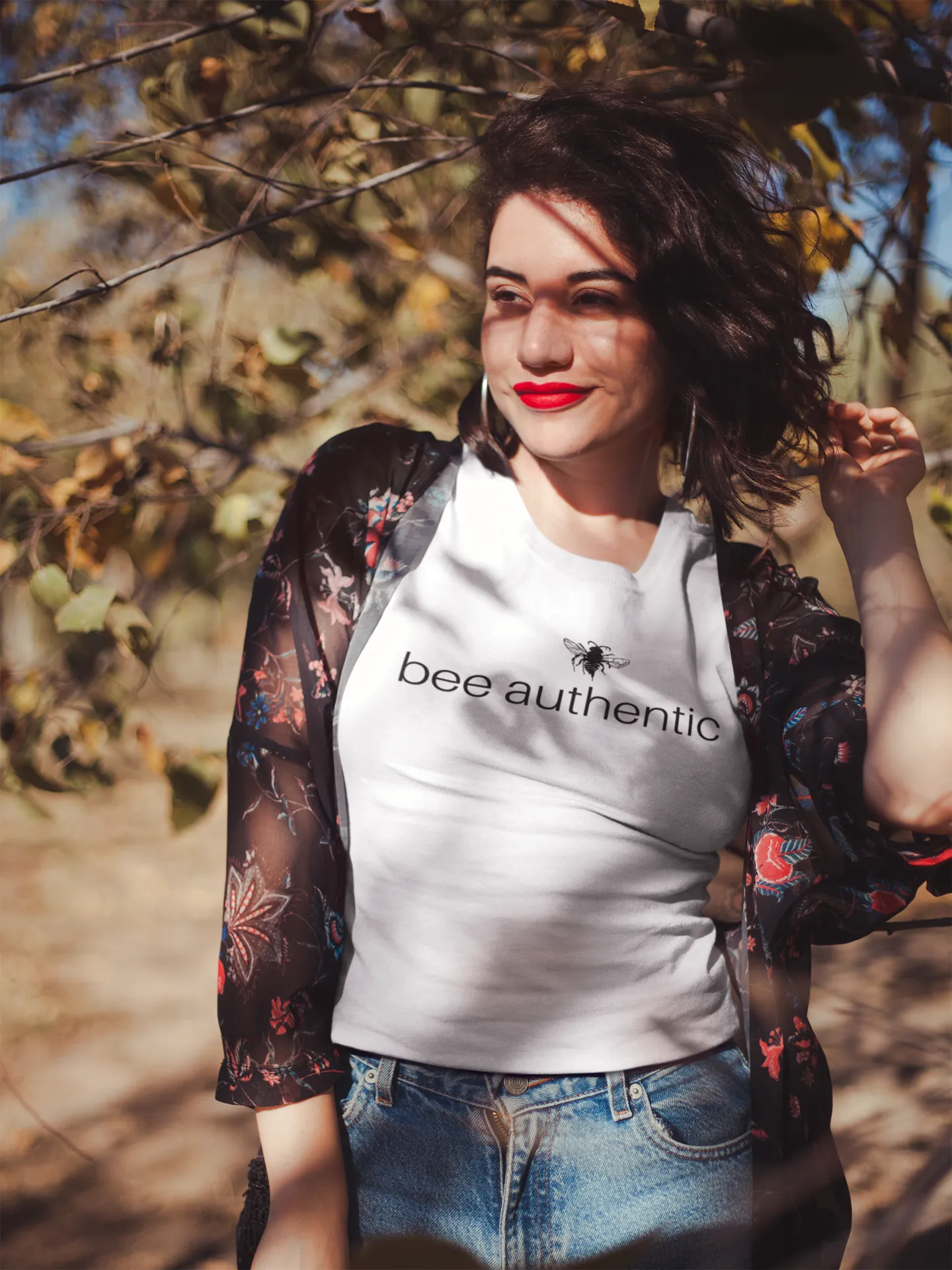 bee authentic - Women's The Boyfriend Tee