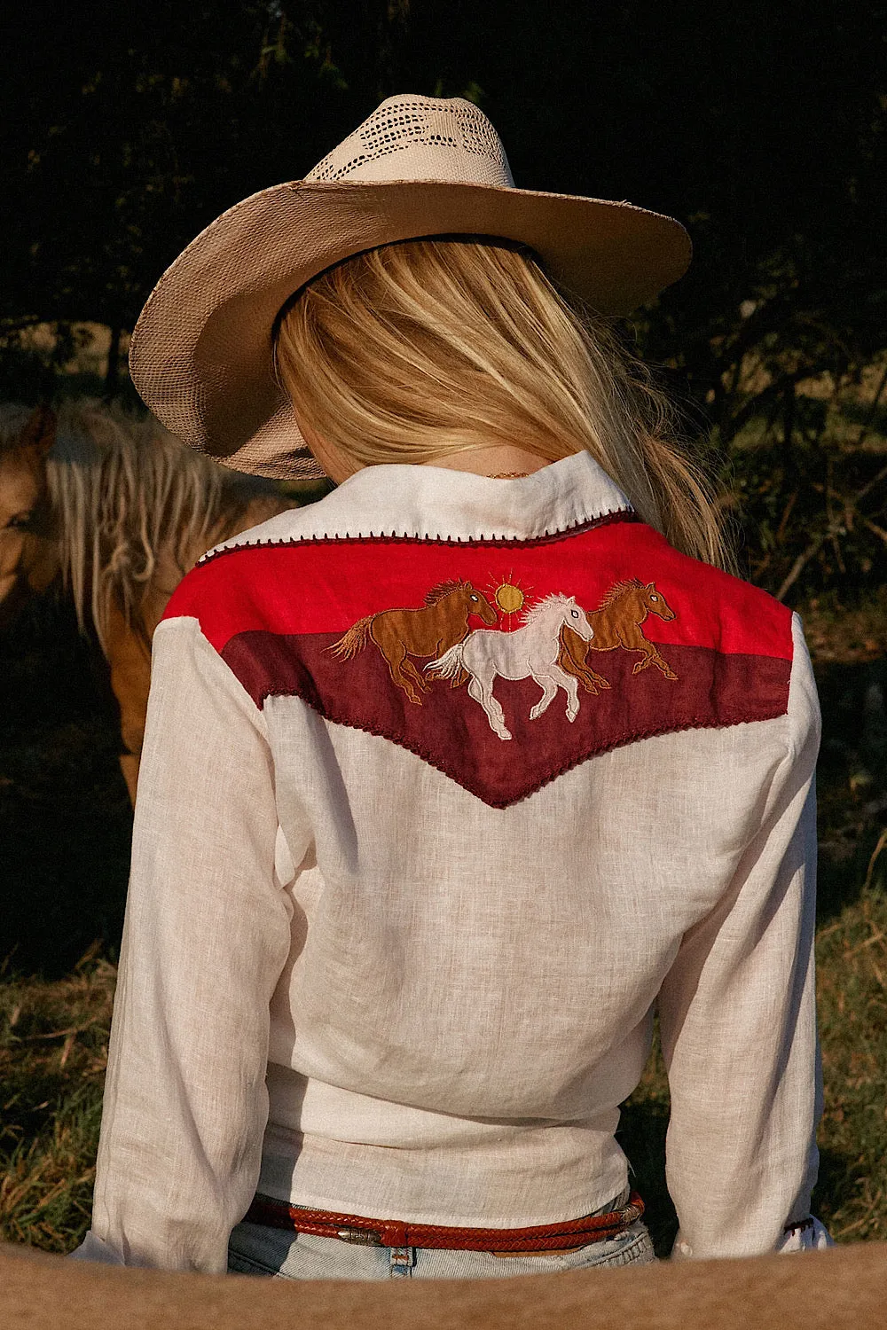 Livin’ In The Country Linen appliqué Western Blouse