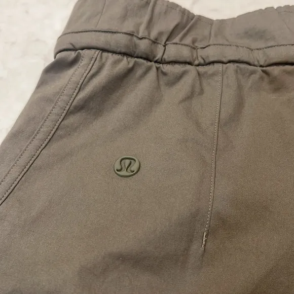 Lululemon Cinchable Waist High-Rise Woven Short 3.5&quot; Nomad Size Large
