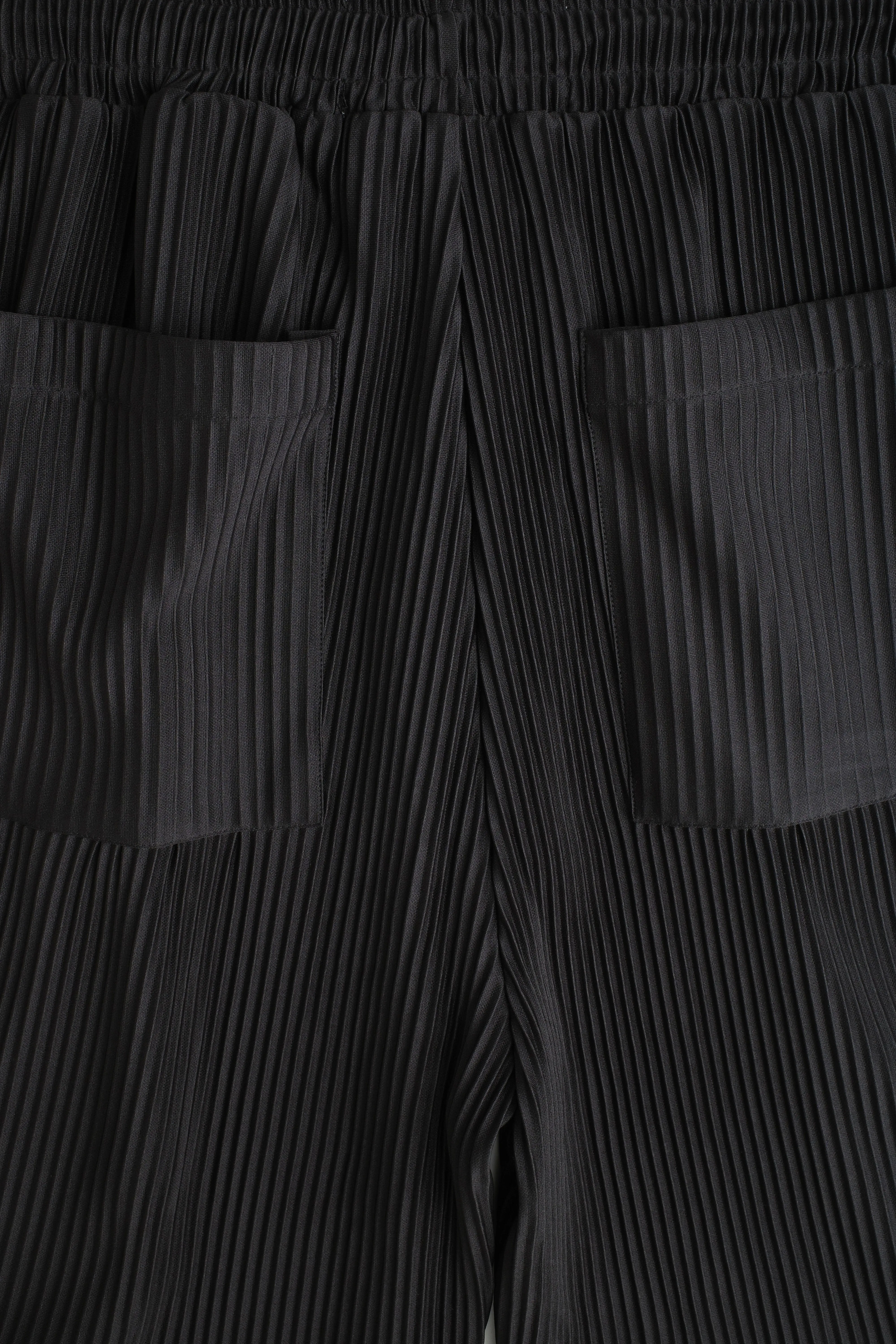 Pleats Short