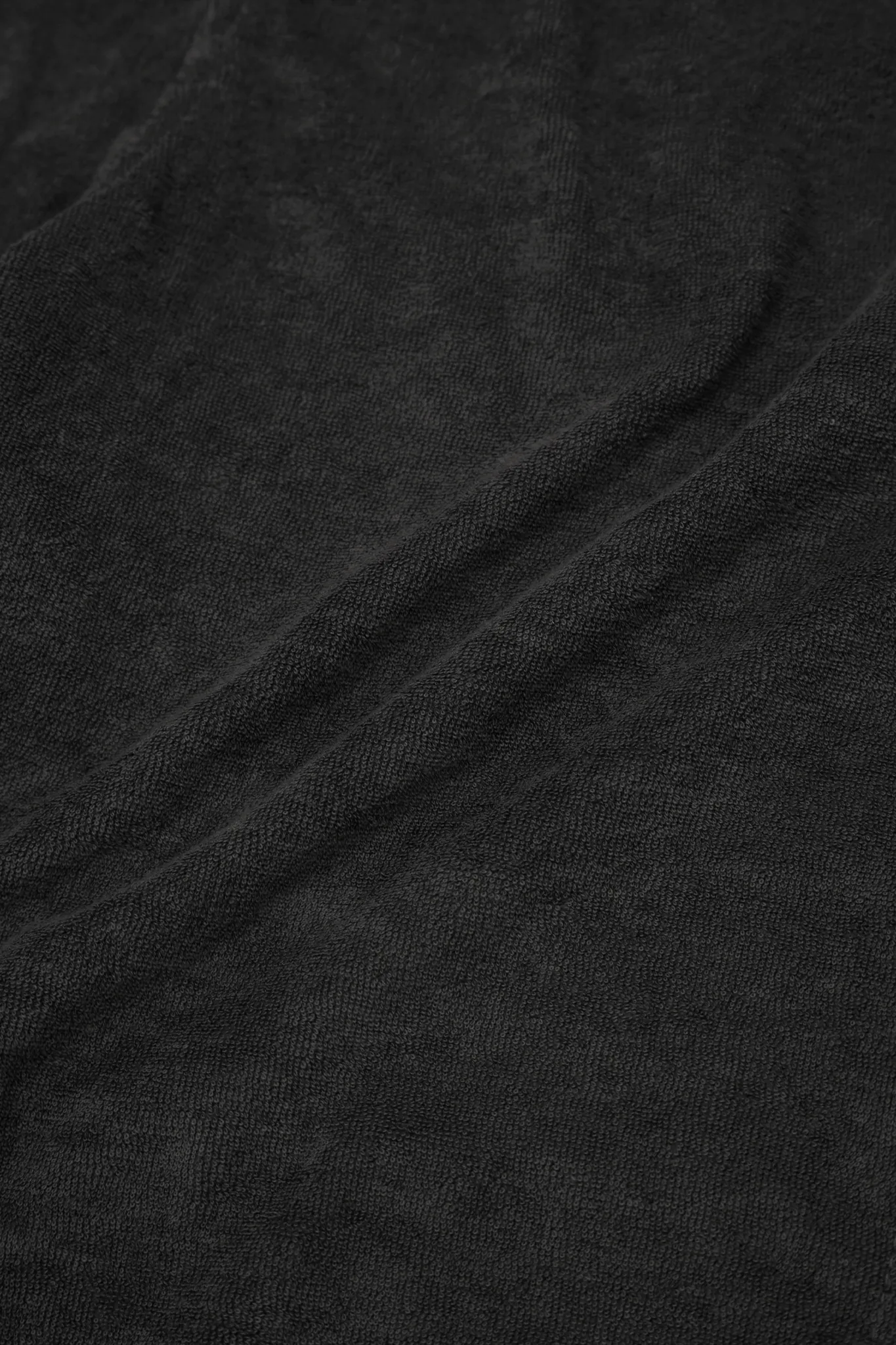 TOWEL TERRY RAW HEM SWEATSHORTS IN CHARCOAL GREY