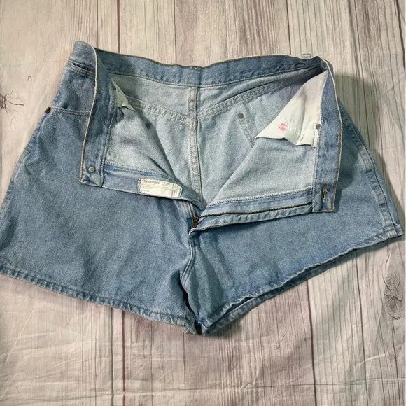 Women’s Vintage Wrangler USA Light Wash High Waisted CW015SW 80s Denim Shorts