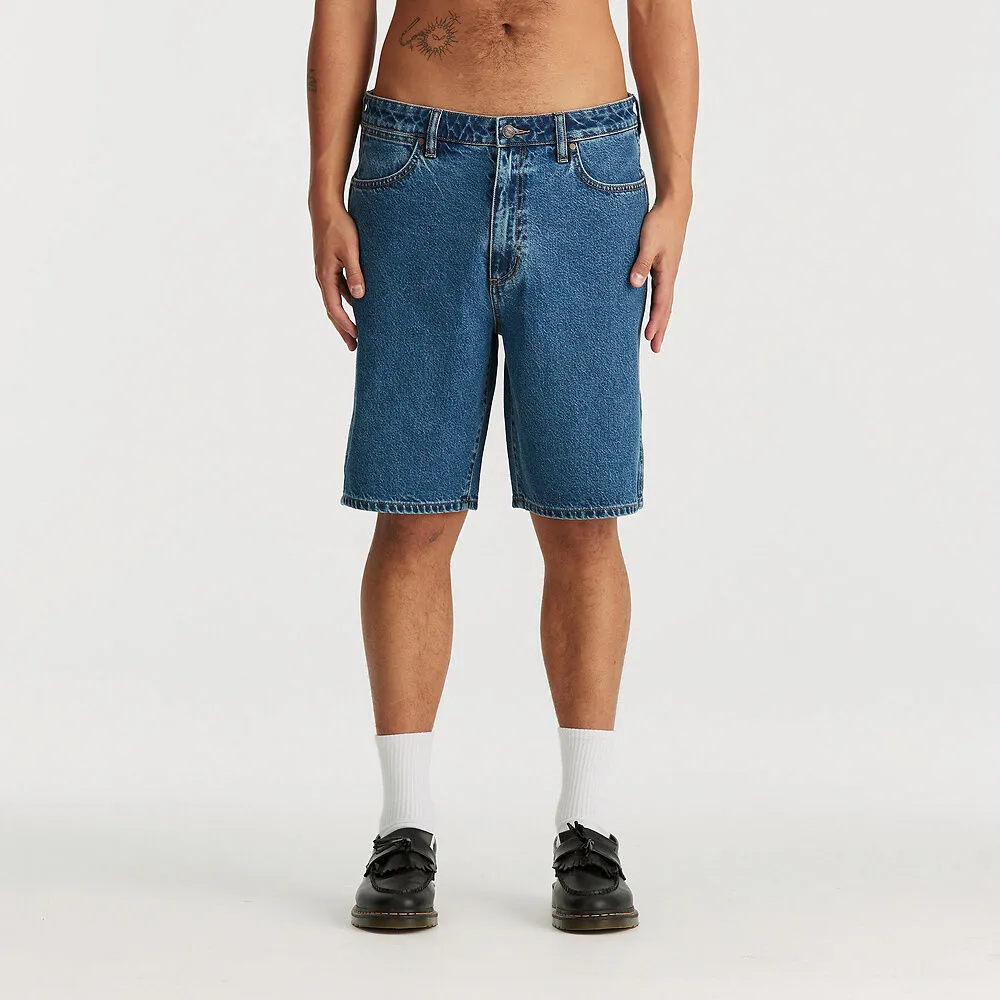 WRANGLER STEEZY RELAXED SHORT - RISING INDIGO